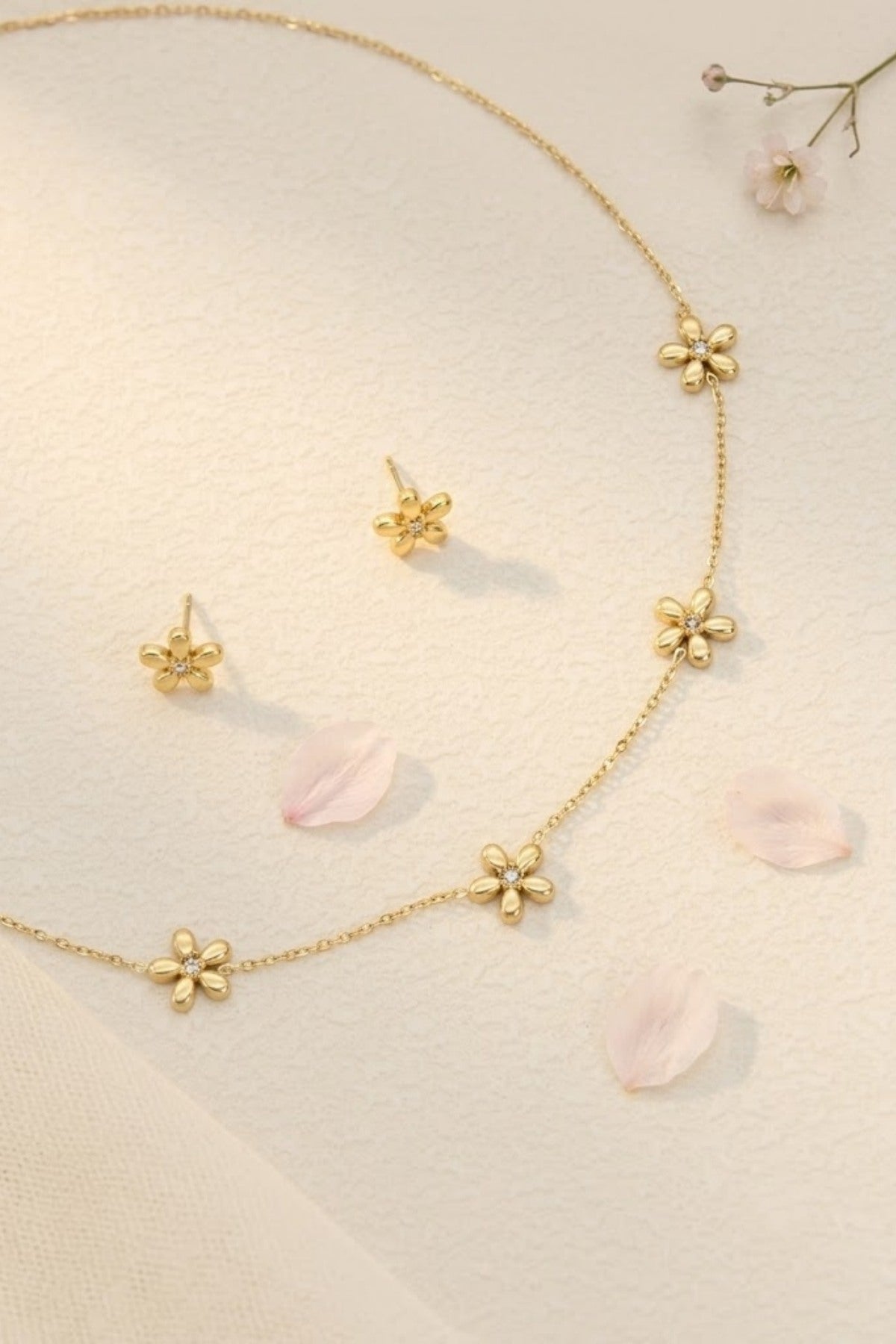 Fleur Éclat – Gouden Ketting & Oorbellen Set